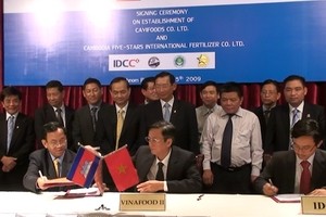 Lễ ký thỏa thuận thành lập liên doanh Cavifoods ngày 5/10/2009 tại thủ đô Phnom Penh. (Ảnh: Trần Long/Vietnam+)