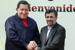 Tổng thống Iran Mahmoud Ahmadinejad (phải) và Tổng thống Hugo Chavez (trái) ở Tehran. Ảnh minh họa. (Nguồn: AFP/TTXVN)