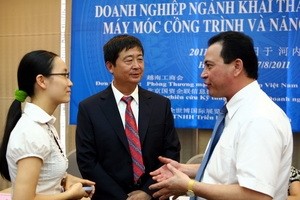 Các đại biểu doanh nghiệp Việt-Trung trao đổi tại buổi tọa đàm. (Ảnh: Hữu Duyên/TTXVN)