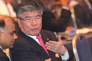 Kim Choongsoo, Thống đốc Ngân hàng Trung ương Hàn Quốc, đứng thứ 8 trong danh sách.