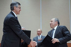 Đại diện của Exxon Mobil (Mỹ) và Rosneft (Nga) trong buổi ký kết hợp tác