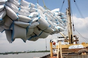 Bốc xếp gạo xuất khẩu tại cảng Sài Gòn. (Ảnh: Đình Huệ/TTXVN)