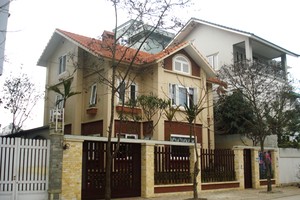 Theo báo cáo của Savills Việt Nam, trong quý III/2011, giá đất biệt thự tại các quận Cầu Giấy, Tây Hồ và huyện Từ Liêm có mức giá chào thứ cấp cao nhất với trên 7.500 USD/m2.