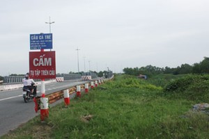 Theo Ban Quản lý Thủ Thiêm, dự án Công viên phần mềm Thủ Thiêm nằm bên phải cầu Cá Trê (quận 2). Tuy nhiên, ghi nhận phóng viên chiều 8-11 thì đó là bãi đất trống cỏ mọc um tùm