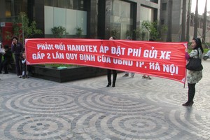 Chiều 1/4, hàng trăm hộ dân tại chung cư cao cấp Sky City Towers (88 Láng Hạ, quận Đống Đa, Hà Nội) đã tổ chức phản đối chủ đầu tư áp giá phí dịch vụ gửi xe mà theo họ là quá cao và quá vô lý.