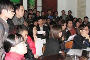 Gần 19h ngày 12/3, người mua nhà vẫn kiên nhẫn chờ câu trả lời từ phía chủ đầu tư