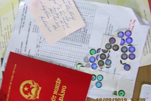 Bắt khẩn cấp 6 đối tượng trong đường dây làm giả sổ đỏ