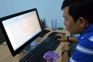 Anh Cường đã “biếu không” 10 thẻ cào MobiFone mệnh giá 500.000 đồng cho kẻ lừa đảo qua chat Yahoo! Messenger 