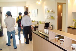 Khách hàng thăm quan căn hộ mẫu The Eastern