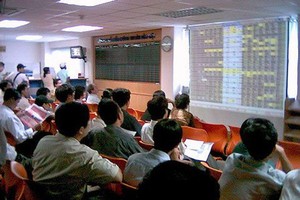 Chứng khoán đón sóng: NĐT nổi lòng tham