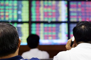 Đại gia đua nhau bán cổ phiếu, gom tiền tươi