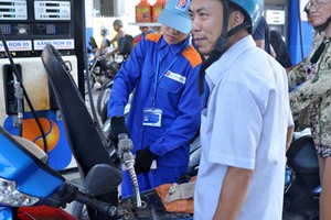 Xăng tăng giá bồi thêm cú đòn đau vào doanh nghiệp