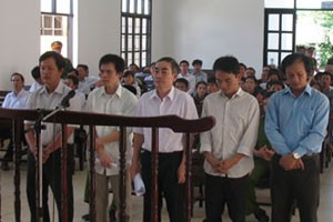 Năm bị cáo gồm Vũ, Trung, Danh, Thiệt, Xuân (từ trái qua) tại phiên tòa