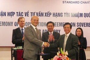 Tháng 3/2012, Standard Chartered  đã ký thỏa thuận hợp tác với Bộ Tài chính Việt Nam về tư vấn xếp hạng tín nhiệm quốc gia