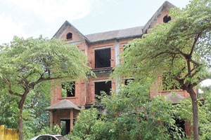 Đanh thuế biệt thự bỏ hoang: Băn khoăn tính khả thi