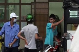 Hai nhân viên cây xăng Sông Đà (Đồng Nai) phối hợp với nhau để ăn gian tiền xăng của khách hàng.
