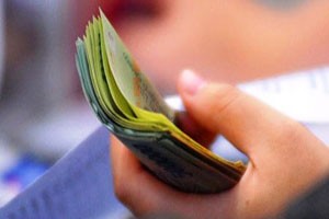 Bắt đầu từ 1/7/2013, khi luật có hiệu lực, mức giảm trừ gia cảnh cho bản thân người nộp thuế từ 4 triệu đồng/tháng sẽ lên mức 9 triệu đồng/tháng, cho mỗi người phụ thuộc từ 1,6 triệu đồng/