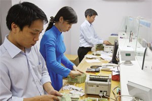 Nhân viên ngân hàng với nỗi lo lương thưởng cuối năm