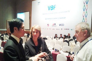 Ông Vũ Tiến Lộc, Chủ tịch VCCI (trái) và cựu Đại sứ Mỹ tại Việt Nam (phải) trao đổi bên lề hội nghị. 