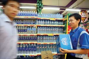 Đứng đầu thị trường sản phẩm nước uống đóng chai Việt Nam là Aquafina, sau đó là La Vie