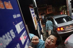 Kể từ 18h ngày 28/12/2012, giá bán lẻ dầu diezel 0,05S sẽ giảm 300 đồng/lít, từ 21.850 đồng/lít xuống 21.550 đồng/lít