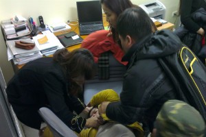 Tình huống bất ngờ xảy ra khi một nhân viên ngất xỉu