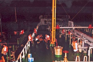 Hiện trường vụ bắt giữ tàu Giang Châu 01 (Trung Quốc) bơm trộm 1.350 tấn xăng sang tàu Việt Nam, có liên quan đến Vinapco.  Ảnh do Hải quan cung cấp.