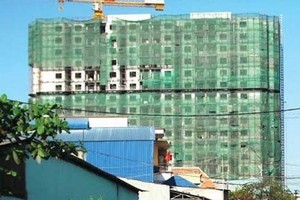 Trên thị trường chung cư Hà Nội từ cao cấp cho tới trung cấp, có hàng loạt dự án áp dụng hình thức bán hàng xây thô đồng thời với bán sản phẩm hoàn thiện - Ảnh minh họa.