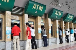 Thu phí ATM: Dân đổ đến quầy NH rút tiền