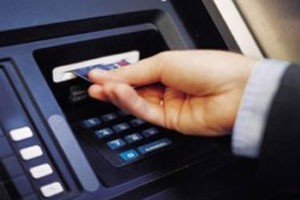 Từ việc thu phí ATM nghĩ đến “kinh doanh dịch vụ rút tiền”