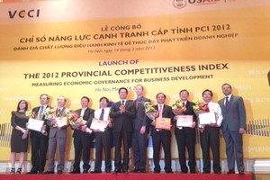 Ông Vũ Tiến Lộc, Chủ tịch VCCI trao giải cho các tỉnh có thành tích đặc biệt trong Lễ Công bố PCI 2012.