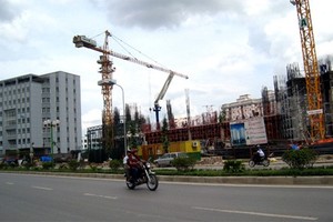 Báo cáo của Dragon Capital nhấn mạnh sự khởi sắc của những lĩnh vực có liên quan tới bất động sản như sắt thép và xi măng.