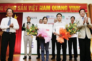 Ban tổ chức trao học bổng toàn phần cho một số sinh viên học giỏi có hoàn cảnh khó khăn