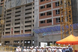 Cất nóc dự án The Eastern