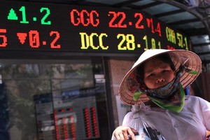 Gánh nặng nợ nần sẽ đè lên vai người dân nếu thực trạng nợ công nghiêm trọng như những gì các chuyên gia cảnh báo