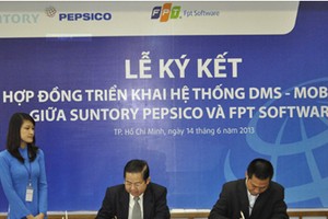 Giám đốc FPT Software HCM Nguyễn Đức Quỳnh (bên phải) và Phó tổng giám đốc Suntory PepsiCo Lâm Văn Hải chính thức ký kết hợp đồng.