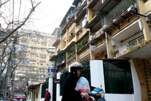 Hà Nội: Hai chung cư cũ có nguy cơ sập đổ