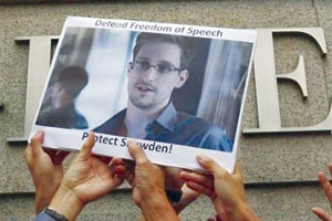 Snowden đang làm dấy lên các luồng dư luận trái chiều trên khắp thế giới.