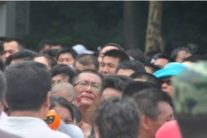 Người dân chen chúc bên ngoài chi nhánh Beihai của PBOC. Ảnh: Beihai365