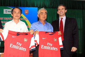 Arsenal giúp bầu Đức "nóng" hơn