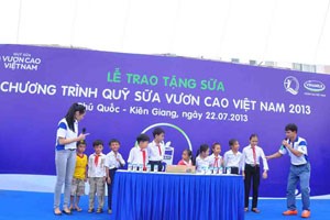 Các em cùng chơi những trò chơi vui nhộn cùng với Đại sứ của chương trình Hoa hậu Hương Giang và Nghệ sĩ hài Xuân Bắc