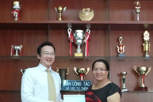 Phó TGĐ Trần Hữu Tài ,đại diện Bảo hiểm Viễn Đông ủng hộ 50 triệu xây trường mầm non tại Đồng nai 

