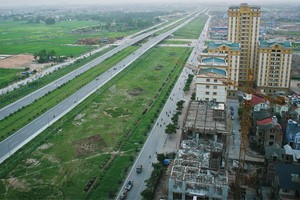 Đất nền ngoại ô cạnh tranh nhà thu nhập thấp