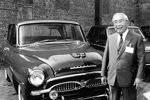 Eiji Toyoda bên chiếc Toyota Crown thế hệ đầu tại bảo tàng của Toyota năm 1995. Ảnh: Asahi Shimbun