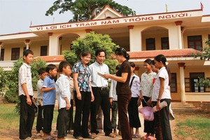 Thực hư chuyện "ép" học sinh mua bảo hiểm