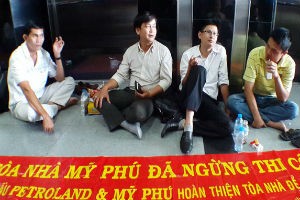 Đây là lần thứ 6 nhóm khách hàng này kéo đến bao vây chủ đầu tư nhưng vẫn chưa giải quyết được gì