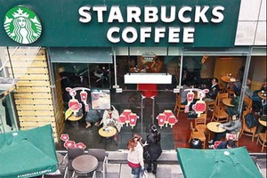 Giá một cốc latte tại Starbucks Trung Quốc cao hơn 30% so với Mỹ. Ảnh: China Daily