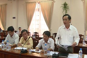 Ông Võ Văn Lượng - Phó Chánh văn phòng UBND tỉnh Bình Dương trả lời các báo.