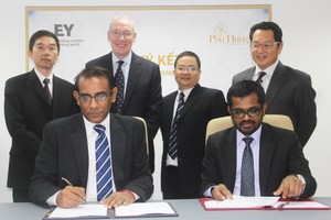 Ông Bimal Balasingham, Giám đốc Phú Hưng Life Insurance và ông Saman W. Bandara, Phó Tổng Giám đốc Phụ trách Dịch vụ Bảo hiểm của EY Việt Nam ký kết hợp đồng.