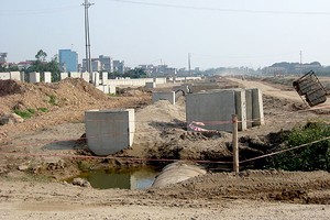 Dự án Cầu Nhật Tân chậm tiến độ 2 năm vì vướng trong việc giải phóng mặt bằng.